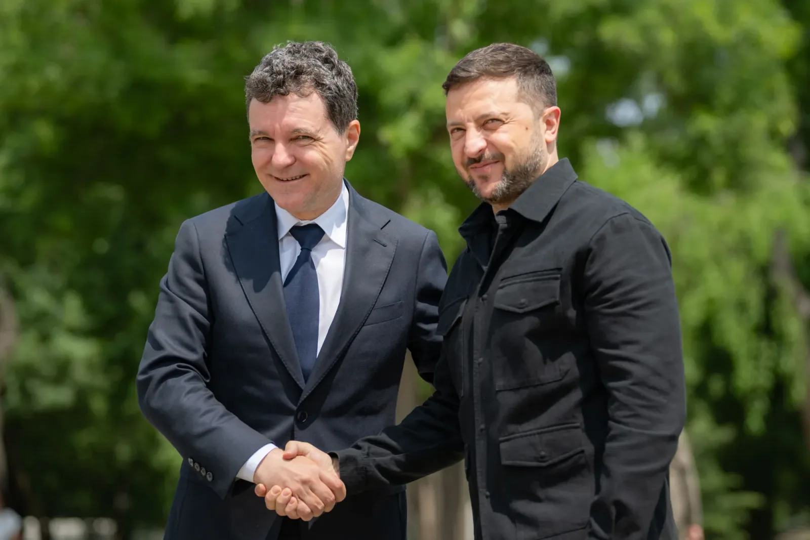 Nicușor Dan și Volodimir Zelenski strâng mâna în semn de colaborare.