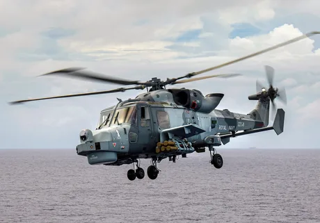 Elicopter militar britanic în zbor, dotat cu rachete antidrone Martlet.