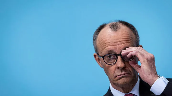 Friedrich Merz, cancelar german, cu o expresie serioasă, reflectând asupra popularității scăzute.