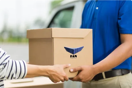 Livrare de pachet FAN Courier, evidențiind creșterea afacerilor în 2025.
