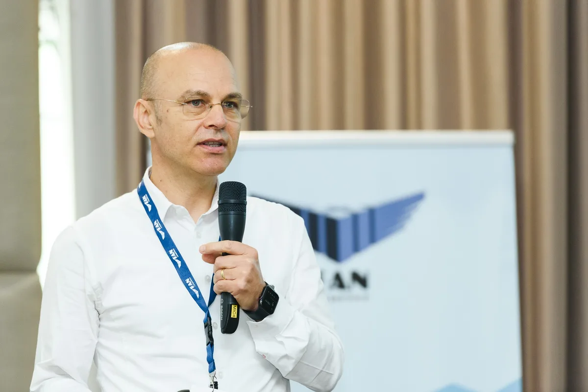 Adrian Mihai, CEO FAN Courier, discutând despre afaceri.