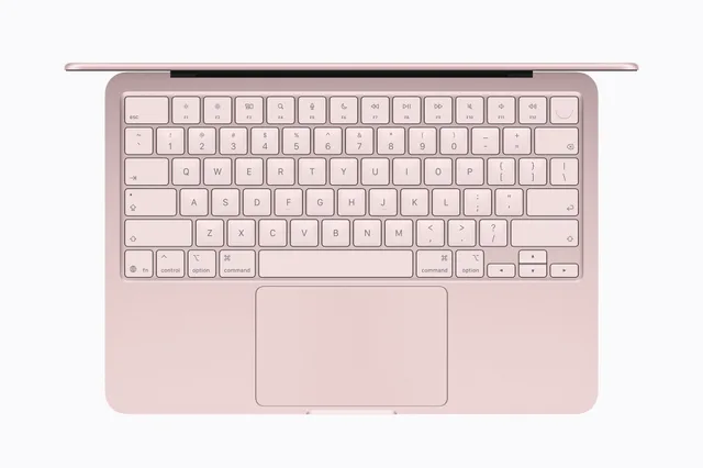 Tastatura MacBook Neo cu un layout elegant și compact.