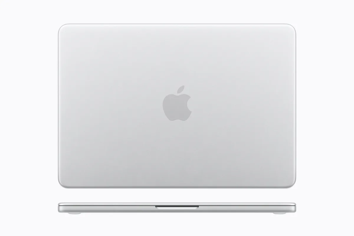 Laptopul MacBook Neo cu logo Apple pe capac.