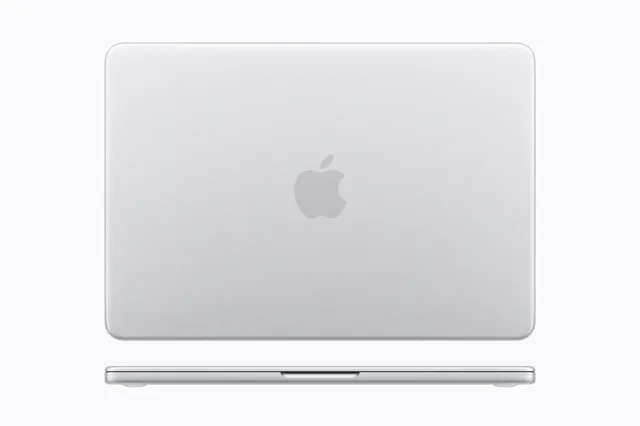 Laptopul MacBook Neo cu logo Apple pe capac.
