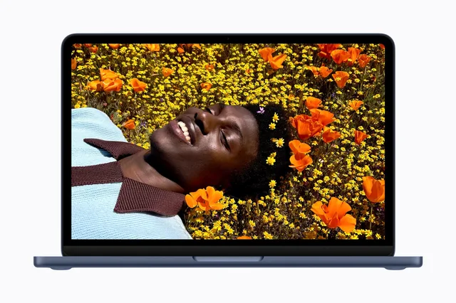 MacBook Neo deschis, arătând ecranul și designul elegant.