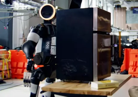 Roboți umanoizi Atlas în acțiune, pregătiți pentru producție.
