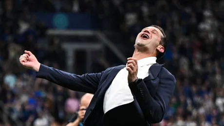 Cristi Chivu sărbătorește victoria echipei sale în fața fanilor entuziaști.