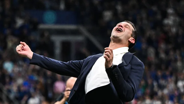 Cristi Chivu sărbătorește victoria echipei sale în fața fanilor entuziaști.