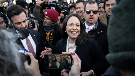 Maria Corina Machado zâmbind în mijlocul susținătorilor la Casa Albă.