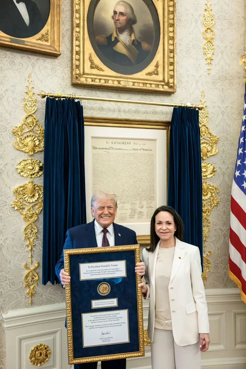 Maria Corina Machado și Donald Trump cu medalia Nobel pentru Pace la Casa Albă