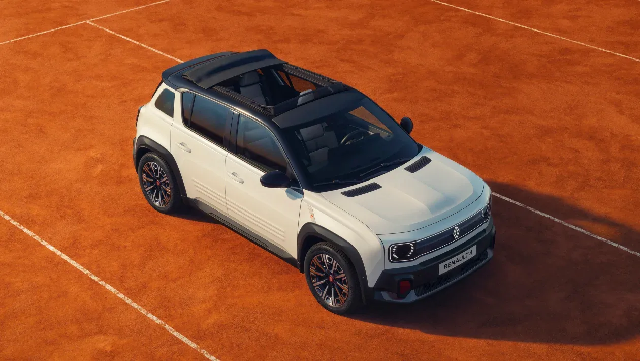 Renault 4 Roland-Garros, un model decapotabil elegant pe teren de tenis.