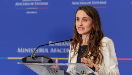 Oana Țoiu oferind explicații în fața Parlamentului despre repatrierea românilor din Orientul Mijlociu.