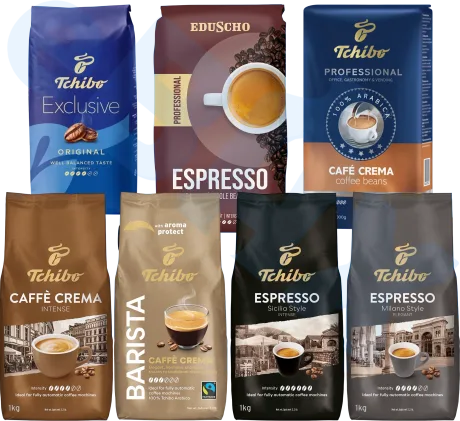 Diferite sortimente de cafea Tchibo expuse pe un fundal albastru.