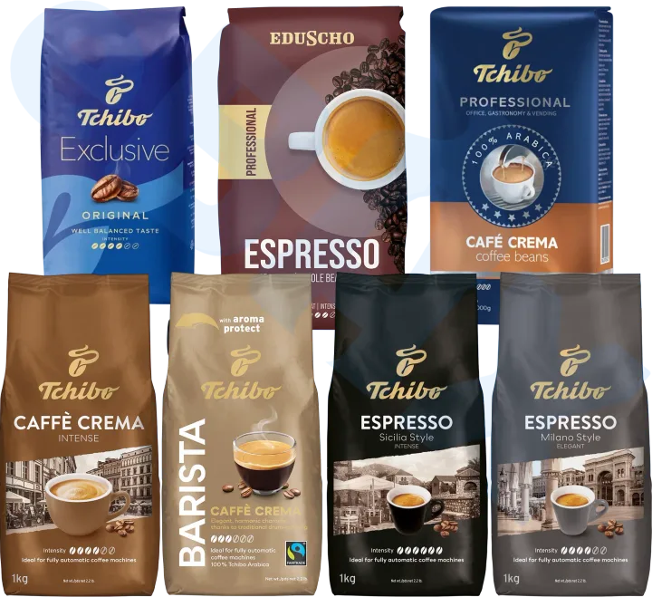 Diferite sortimente de cafea Tchibo expuse pe un fundal albastru.