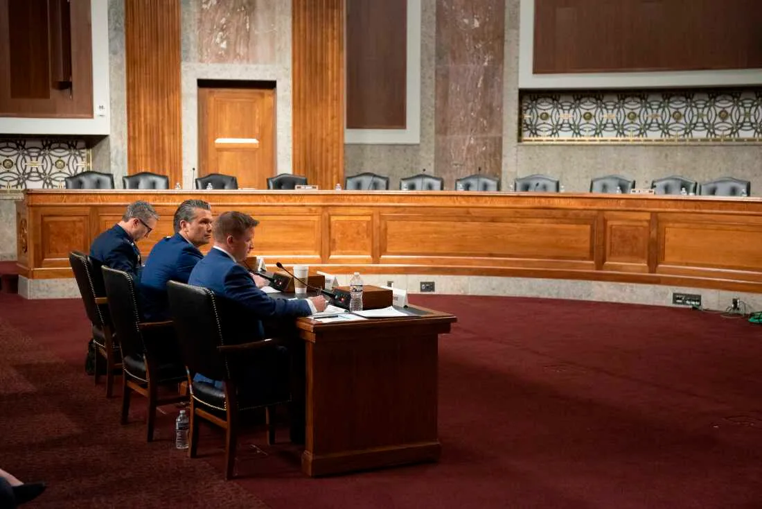 Senatori republicani discutând despre politica externă în Congres.