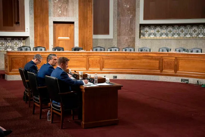Senatori republicani discutând despre politica externă în Congres.