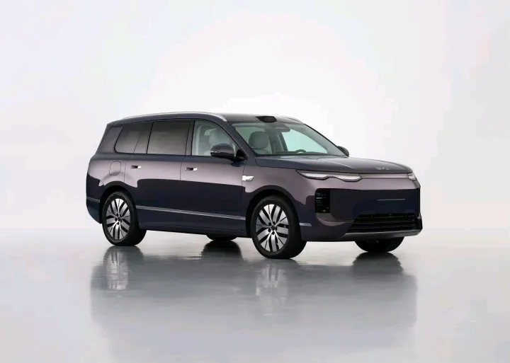 SUV-ul hibrid Haishi 08 de la BYD, cu design modern și șase locuri.