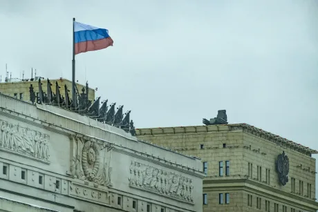 Steagul Rusiei fluturând pe clădirea guvernamentală din Moscova.
