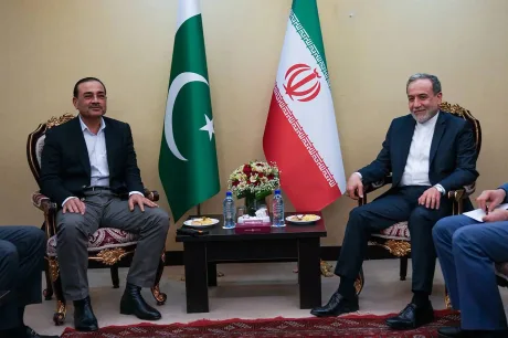 Întâlnire între oficiali pakistanezi și iranieni, discuții diplomatice.