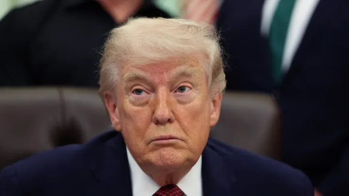 Donald Trump discutând despre blocada navală impusă Iranului în contextul negocierilor nucleare.