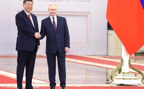 Putin și Xi Jinping se salută într-o întâlnire oficială la Beijing.