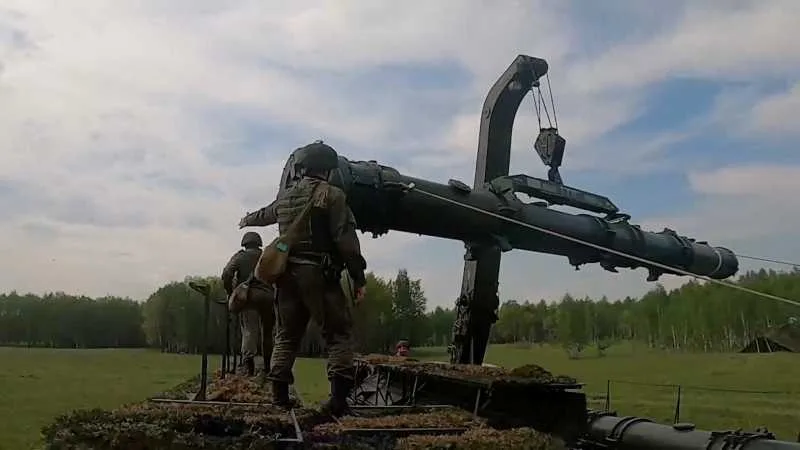 Militari ruși pregătesc lansatoare Iskander-M în cadrul unui exercițiu nuclear.