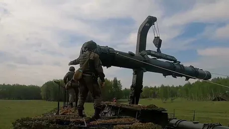 Militari ruși pregătesc lansatoare Iskander-M în cadrul unui exercițiu nuclear.