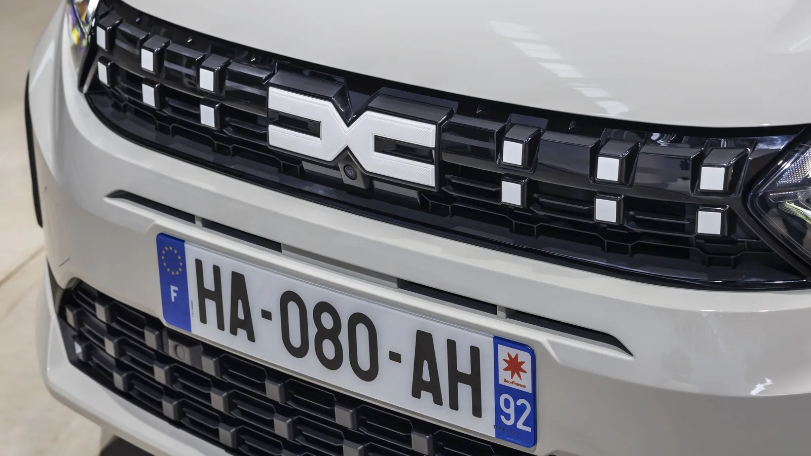 Detaliu al grilei frontale a unui nou crossover Dacia.