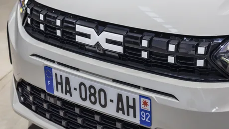 Detaliu al grilei frontale a unui nou crossover Dacia.