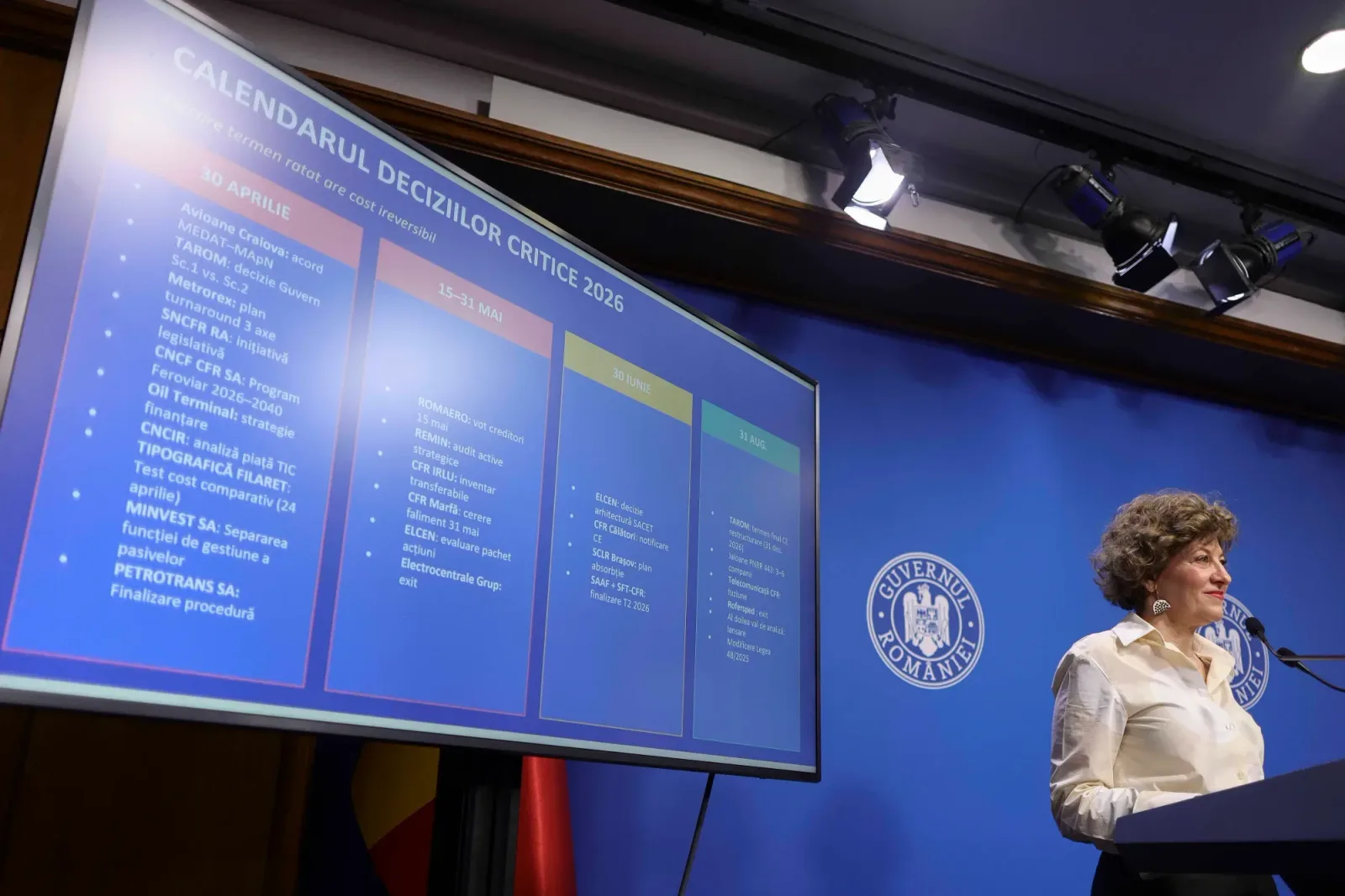 Vicepremierul Oana Gheorghiu la o conferință de presă.