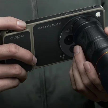 Detaliu al telefonului OPPO Find X9 Ultra cu accesorii foto Hasselblad