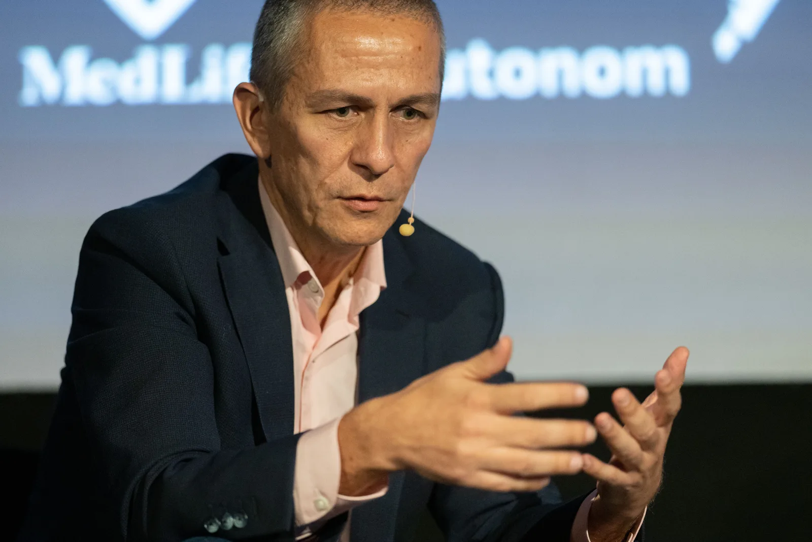 Un bărbat discută despre parteneriate strategice în tehnologie.