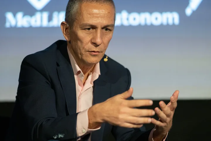 Un bărbat discută despre parteneriate strategice în tehnologie.