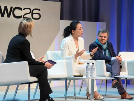 Discuție despre inteligența artificială la MWC 2026, cu participanți pe scenă.