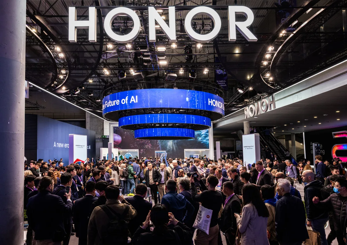 Standul HONOR la MWC 2026, cu mulțime de vizitatori interesați de inovații AI.