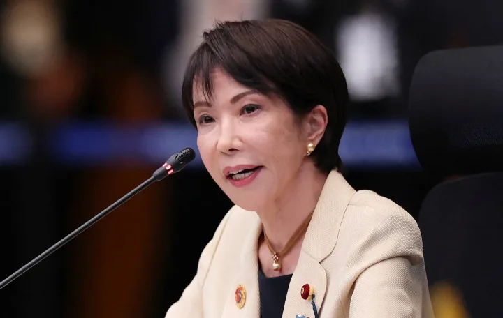 Sanae Takaichi discută despre revizuirea constituției Japoniei într-o conferință.