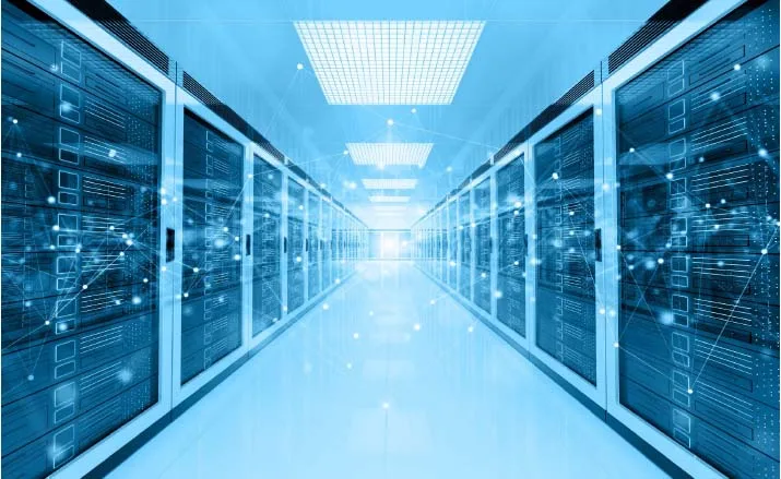 Centrul de date modern cu echipamente optice avansate pentru AI.