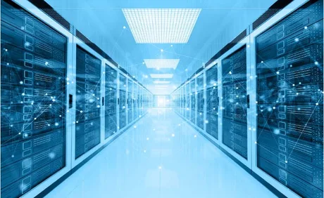 Centrul de date modern cu echipamente optice avansate pentru AI.