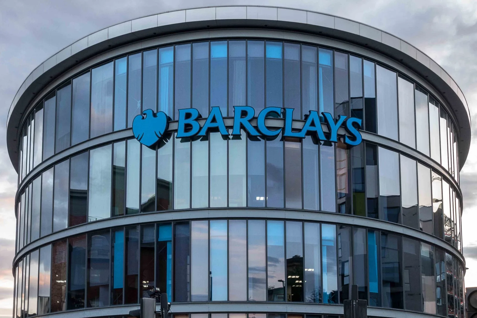 Clădirea Barclays reflectă provocările economice ale României în comparație cu Ungaria.