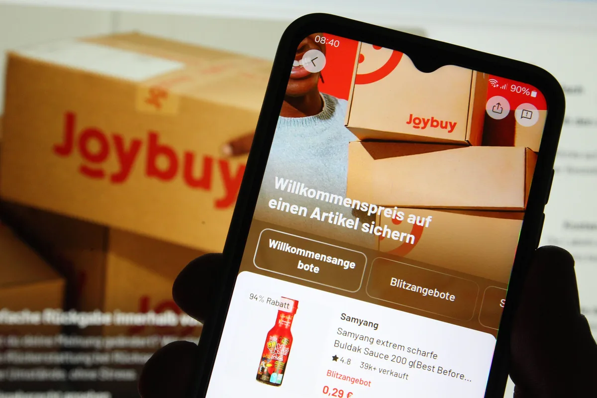 Interfața aplicației Joybuy pe un telefon mobil, cu oferte atractive.