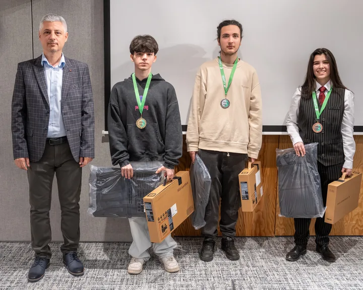 Elevi premiați la competiția ASUS Learn and Compete 2026, cu laptopuri în mână.