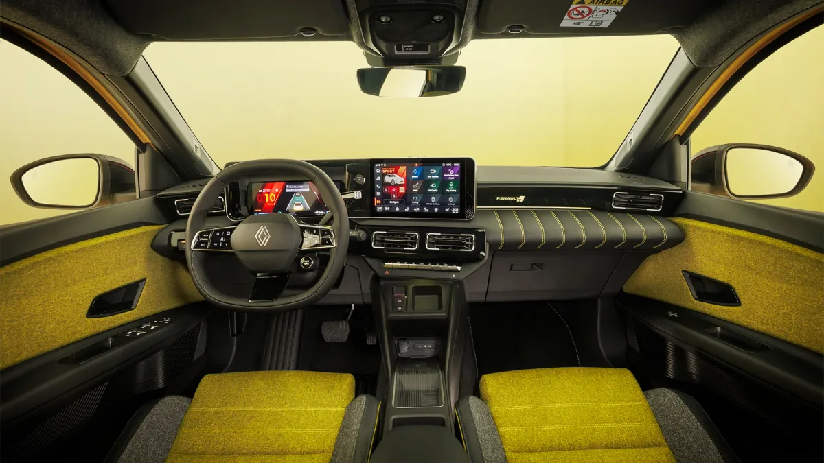 Interior modern al unei mașini cu sistem Android Automotive