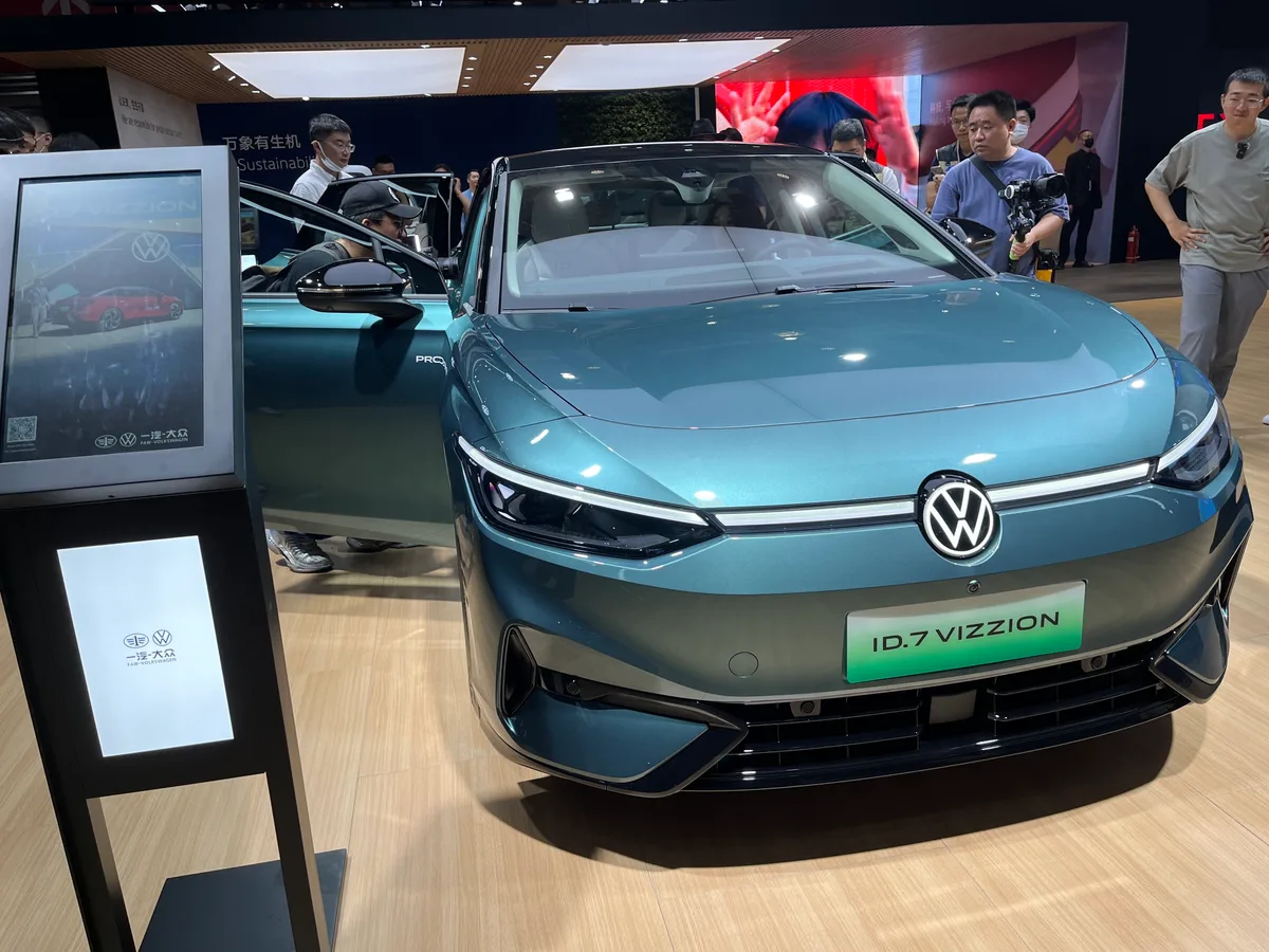 Volkswagen ID.7 Vizzion expus la un salon auto din China.