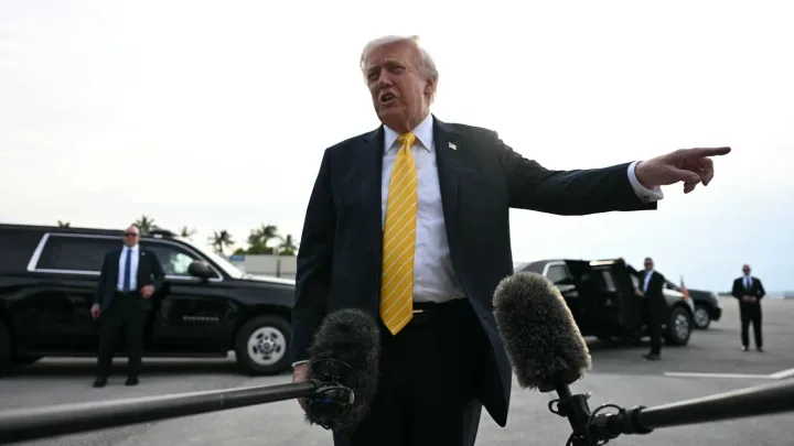 Donald Trump discută despre posibile acțiuni militare împotriva Iranului.