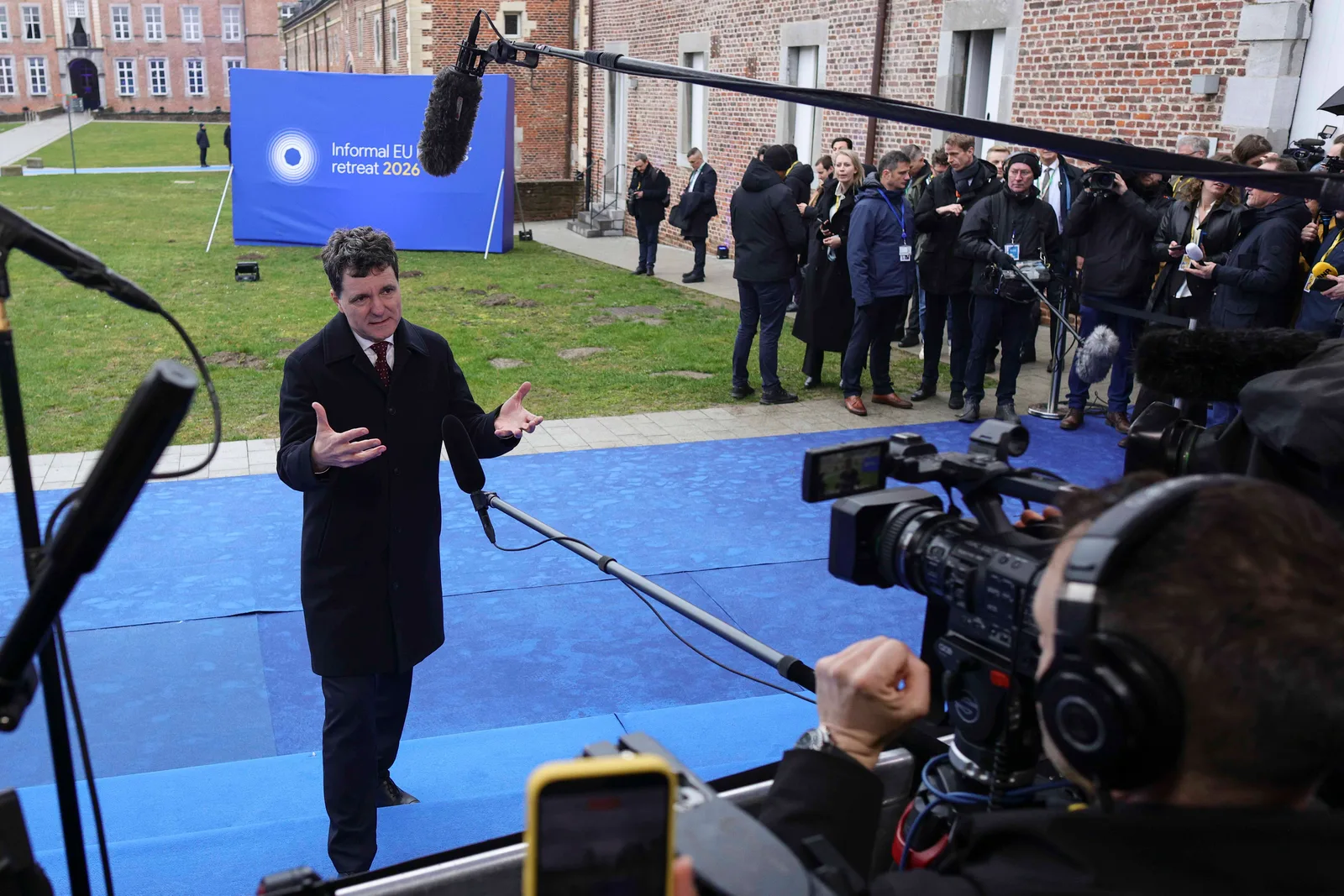 Nicușor Dan discutând despre prioritățile României în cadrul Uniunii Europene.