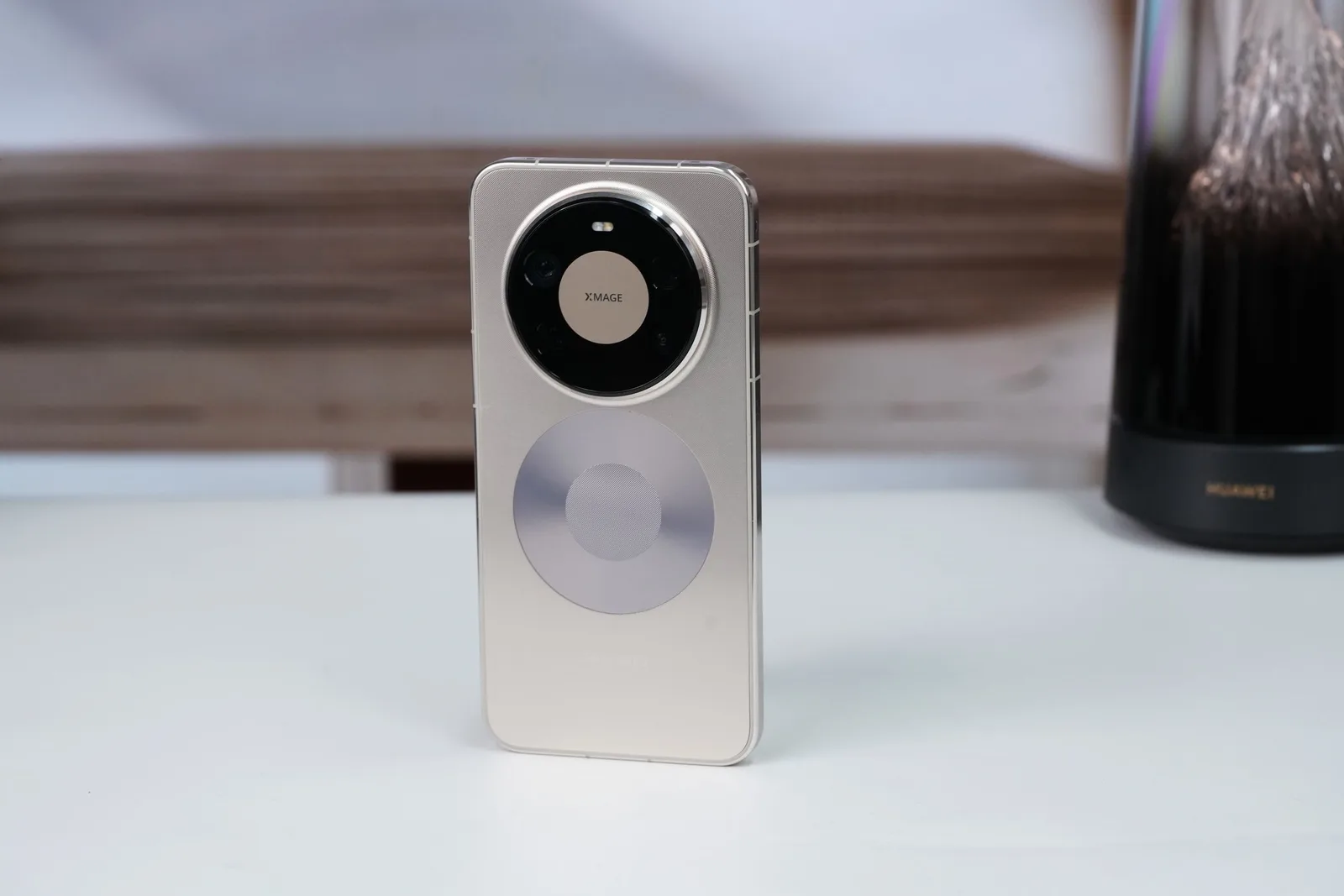 Un smartphone elegant cu un design modern și un sistem de cameră avansat.