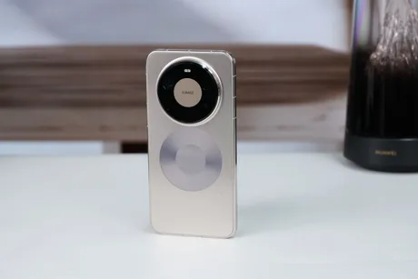 Un smartphone elegant cu un design modern și un sistem de cameră avansat.