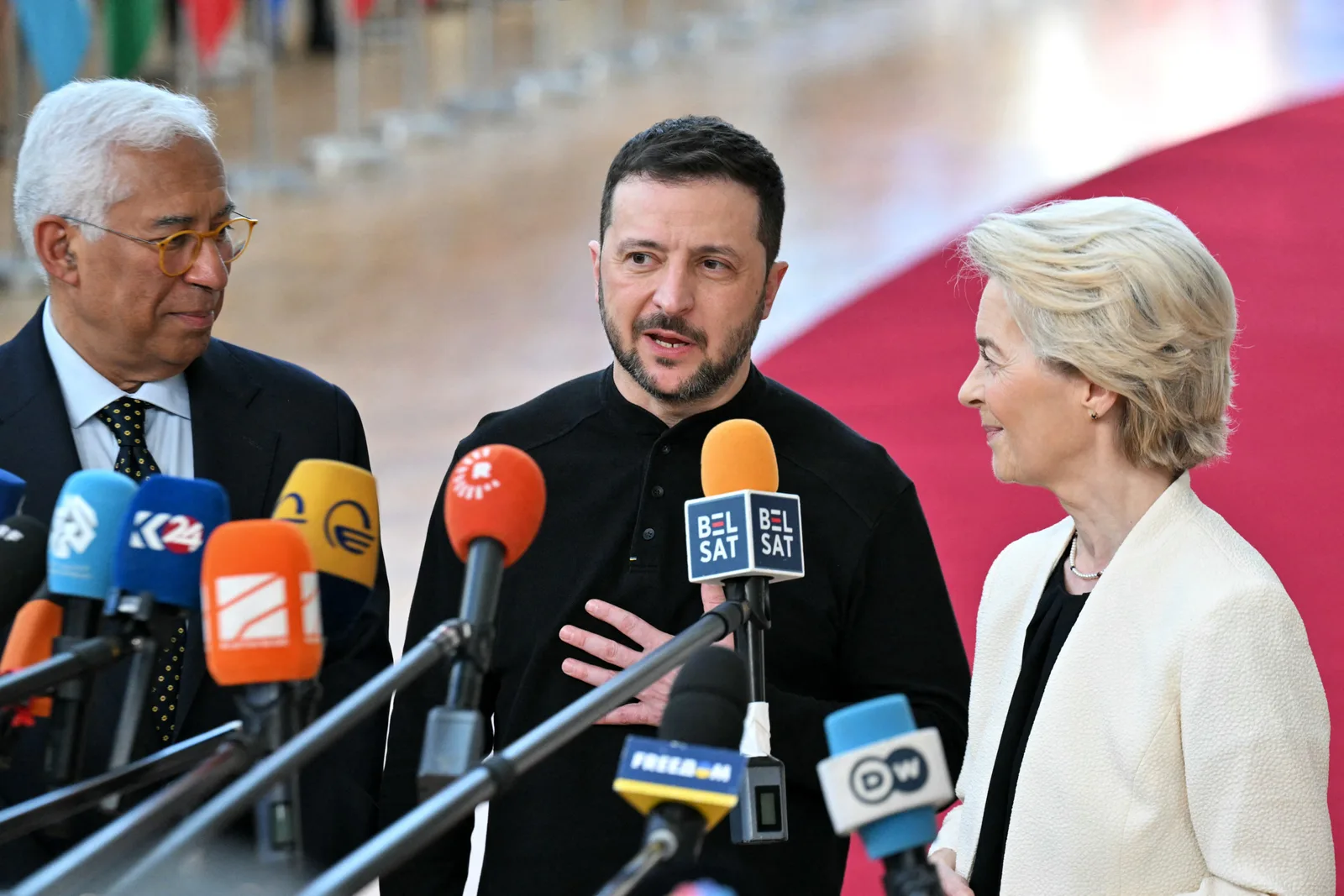 Zelenski discută despre securitatea Europei în fața presei internaționale.