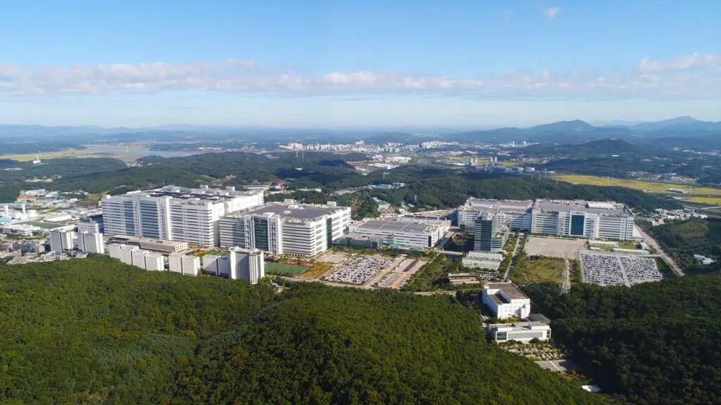 Vedere aeriană a facilităților LG Display înconjurate de natură.