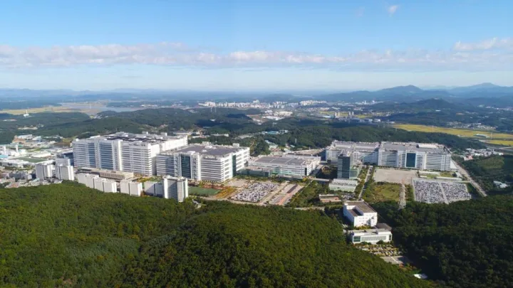 Vedere aeriană a facilităților LG Display înconjurate de natură.